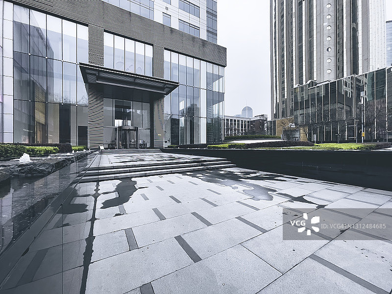 中国上海淮海路商业街的现代建筑外立面图片素材