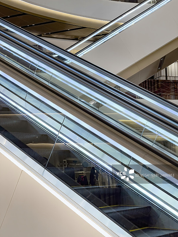 室内交错自动扶梯形成的抽象图案图片素材