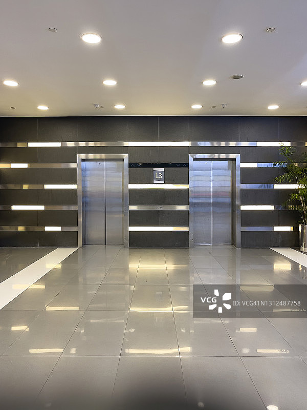 中国上海的室内电梯图片素材