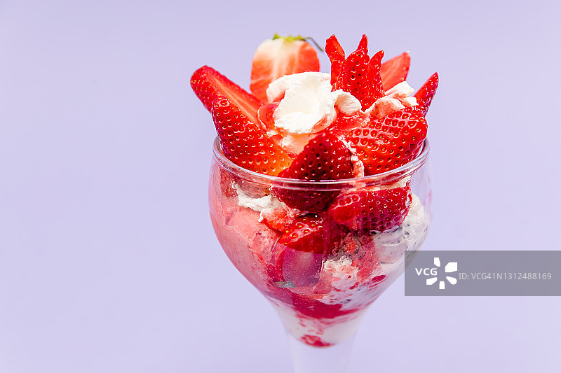 草莓冰淇淋圣代图片素材