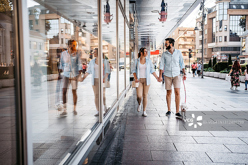 情侣和他们的狗橱窗购物图片素材