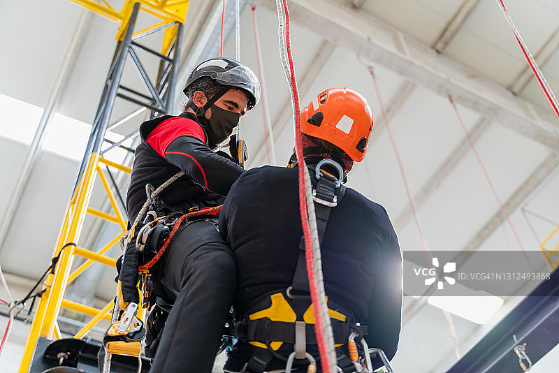 攀岩训练实践部分的教练和学生图片素材