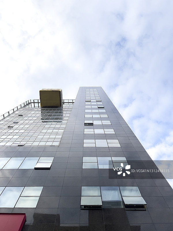 蓝天下，中国杭州商业区现代建筑外墙图片素材