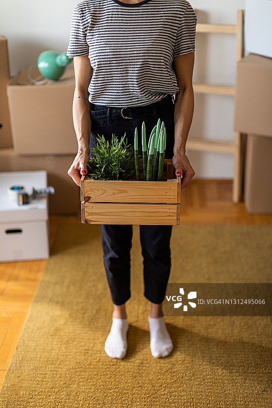 无法辨认的白人女子搬进新家图片素材