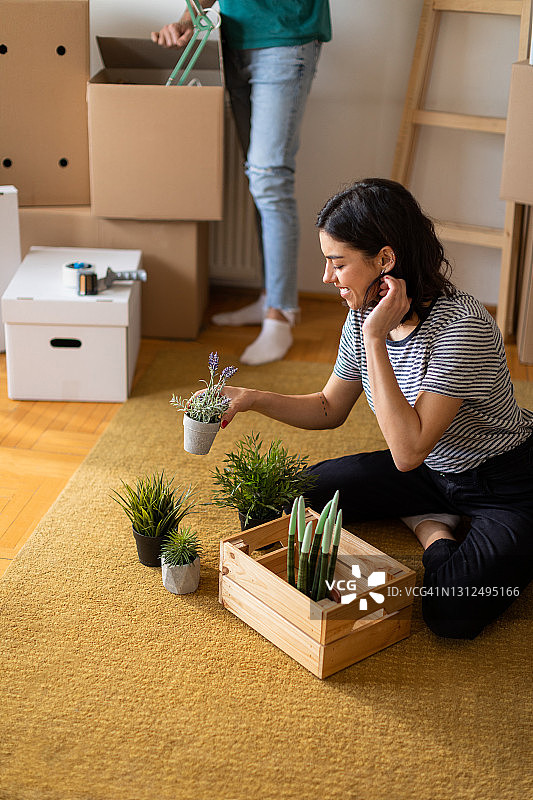 搬进新家的白人女子图片素材