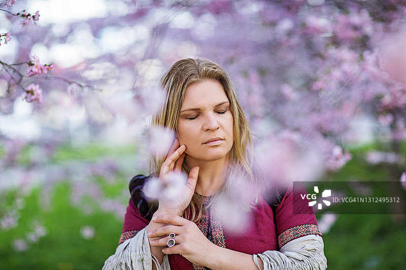 樱桃树林中的美丽俄罗斯女子图片素材