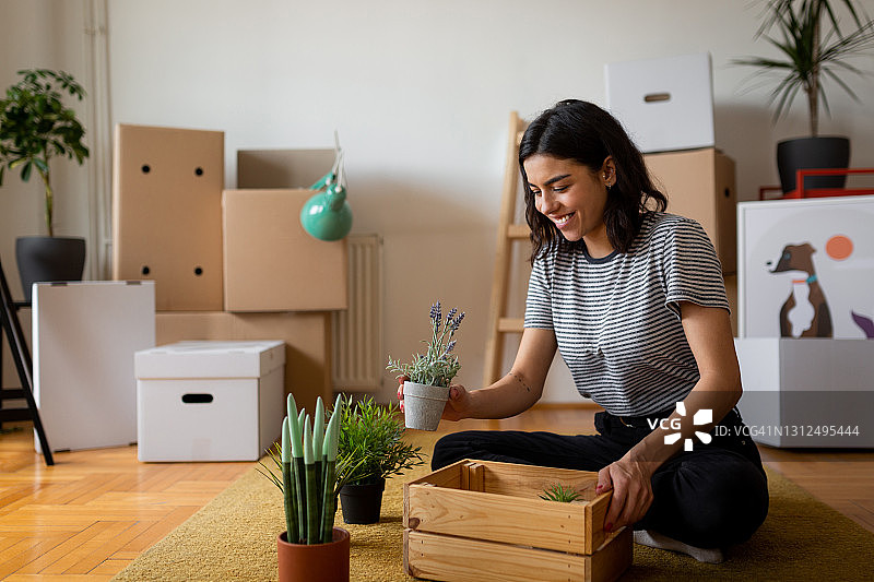 搬进新家的白人女子图片素材