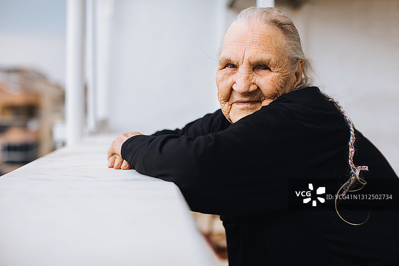 快乐的老年妇女看向远方图片素材