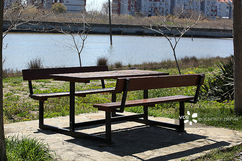 湖边的休闲区图片素材