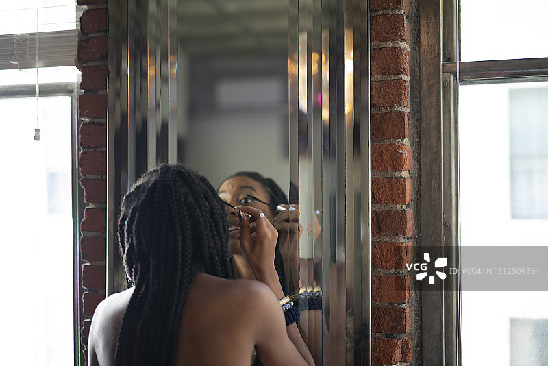 女人涂睫毛膏图片素材