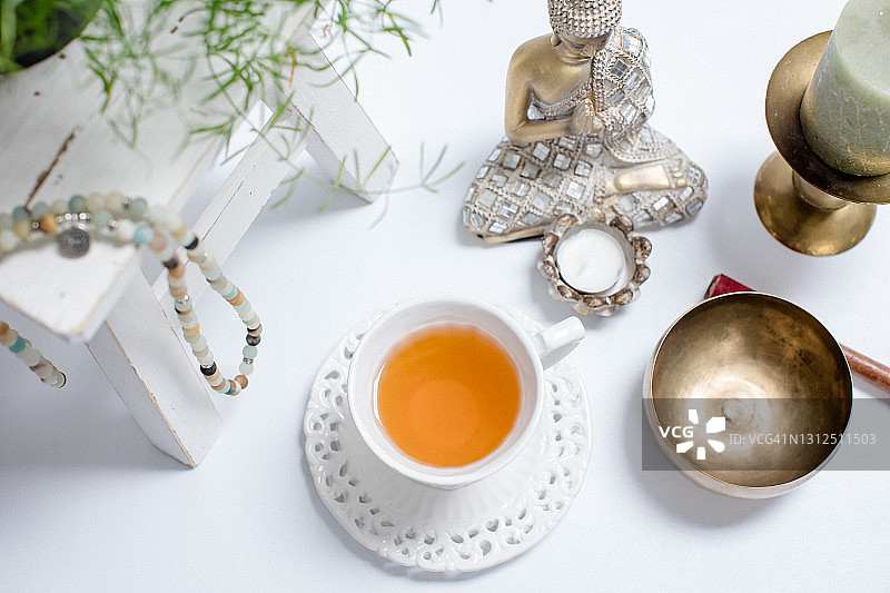 冥想时间：茶和颂钵图片素材