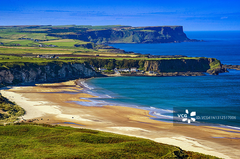 北爱尔兰安特里姆郡怀特帕克湾尽头的波特布拉登村图片素材