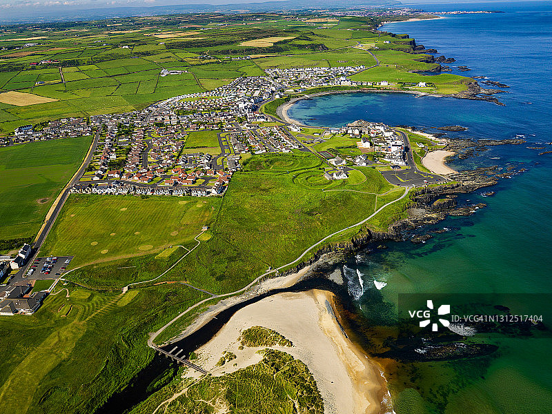 北爱尔兰安特里姆郡，布什河口和波特巴林特雷假日村航拍图图片素材