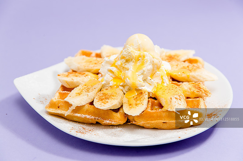 搭配鸡蛋利口酒的比利时华夫饼图片素材