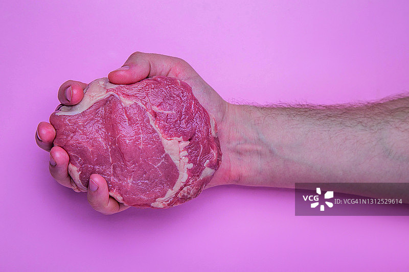 男人手中的新鲜生牛排图片素材