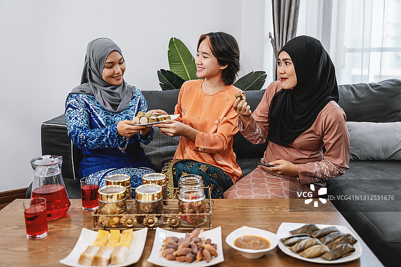 斋月节期间，女性朋友享用各种美食图片素材