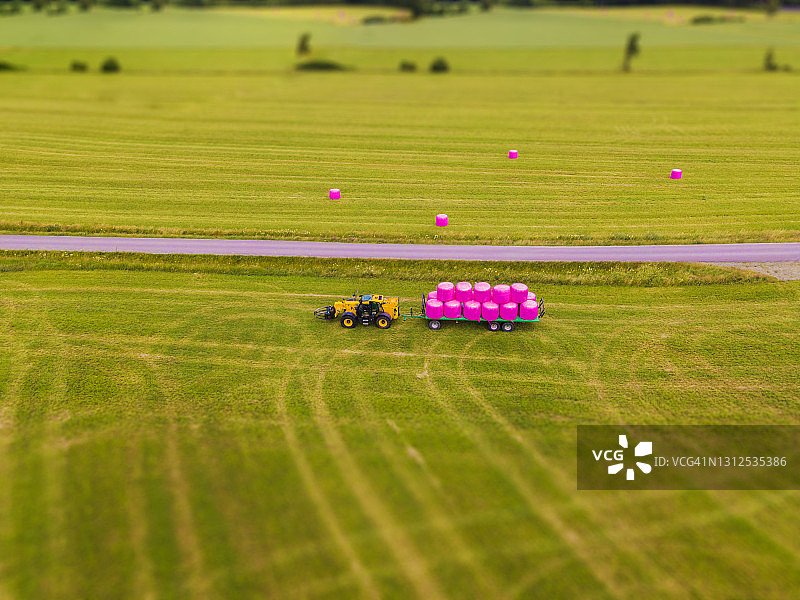 粉色青贮饲料球图片素材