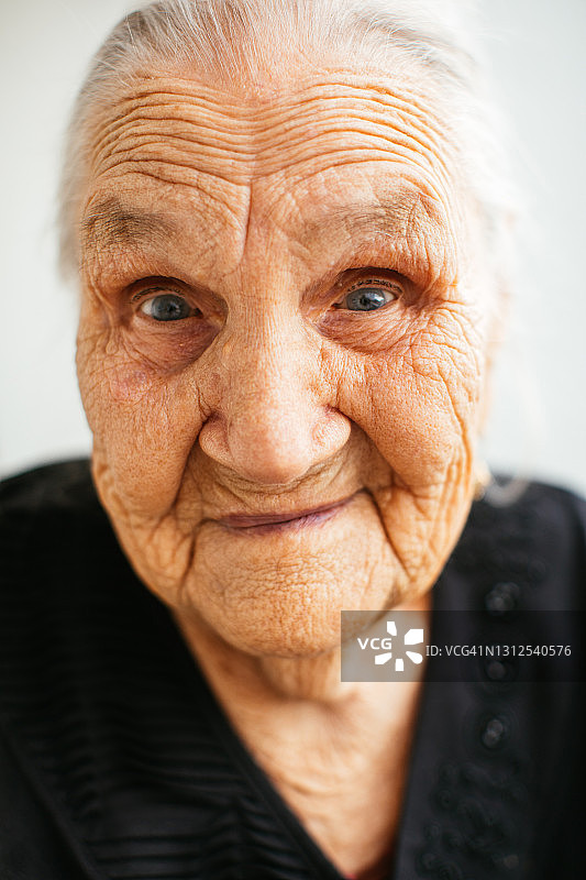 有吸引力的欢笑中年妇女肖像，带复制空间图片素材