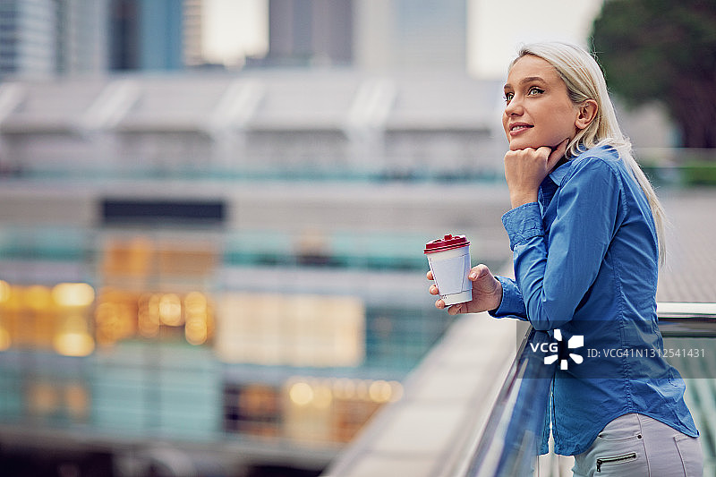 年轻女人欣赏城市美景图片素材