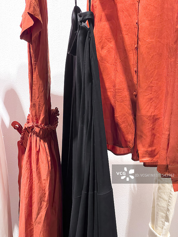 挂在架子上的红色和黑色衣服图片素材