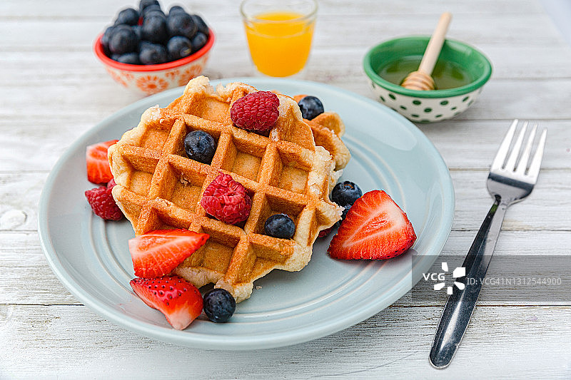 搭配新鲜水果的比利时华夫饼图片素材