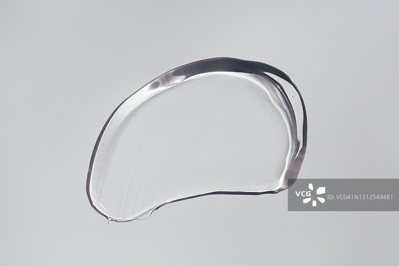 终极灰色背景上的透明凝胶涂抹，2021年流行色，扁平风格，化妆品banner图片素材