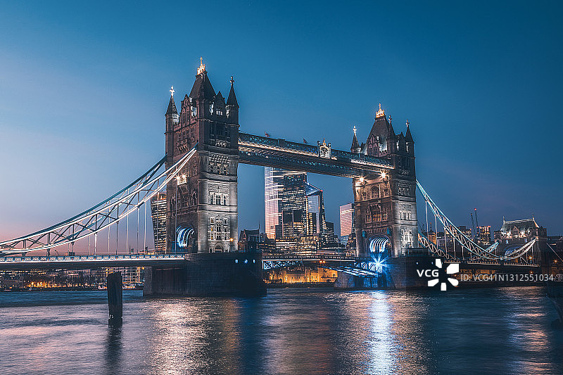 英国伦敦夜色下的塔桥和泰晤士河图片素材