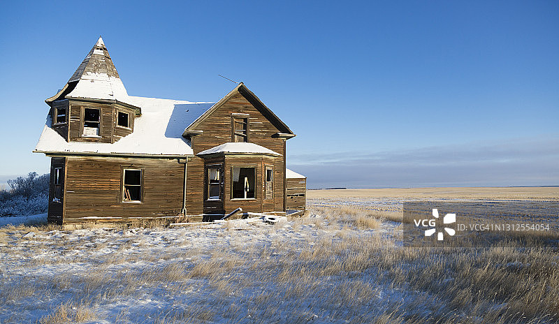 独特的废弃农舍遗址图片素材
