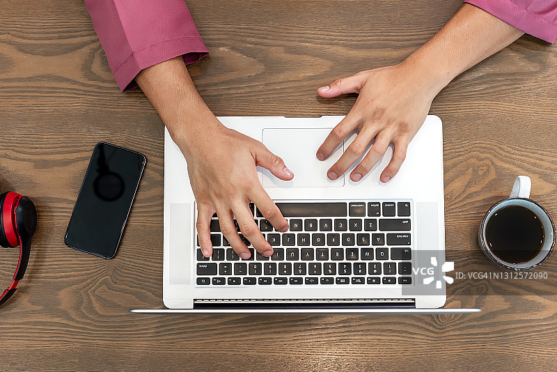 办公室桌子上手提电脑的俯视图图片素材