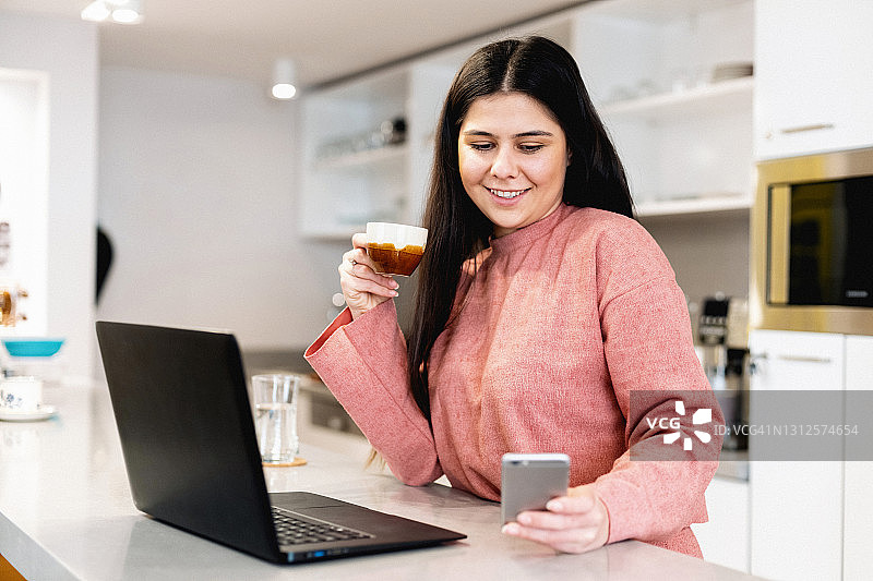 年轻女子查看她的社交媒体账户图片素材