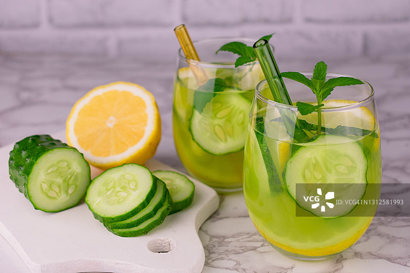 柠檬薄荷黄瓜水：夏季清爽排毒饮品图片素材