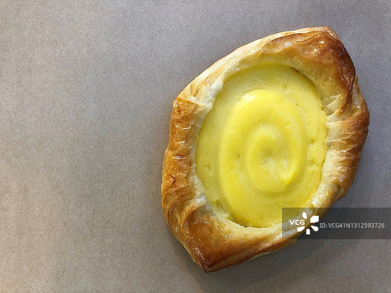 零食时间：丹麦酥皮香草卡仕达馅饼图片素材
