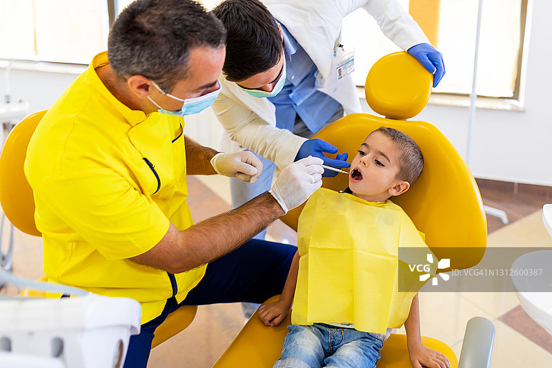 检查口腔时张大嘴巴的小男孩图片素材