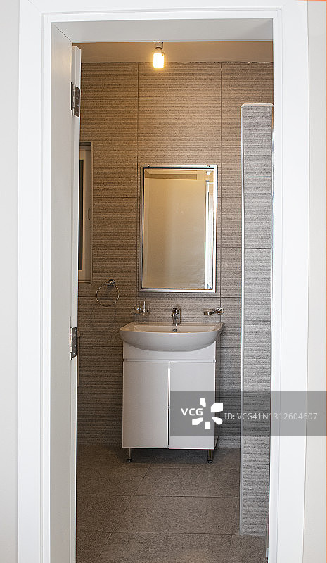 透过现代浴室的门看到的景色图片素材