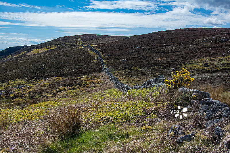 苏格兰高地凯思内斯郡巴德比亚的岩石墙乡村景观图片素材