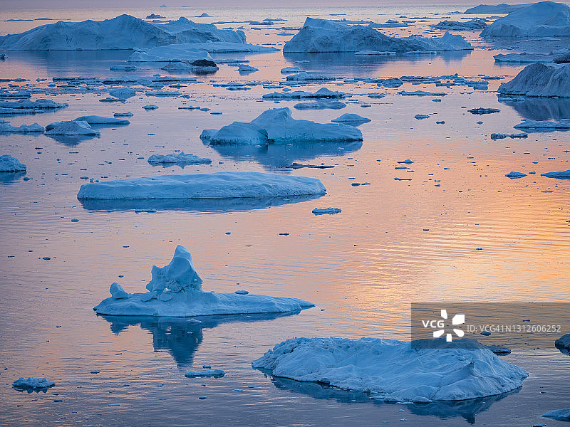 迪斯科湾的日落，位于伊卢利萨特冰峡湾图片素材