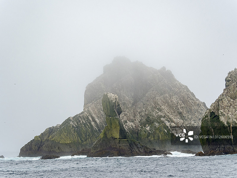 靠近南乔治亚岛的沙格岩，南部海洋中无人居住的岩石岛屿群图片素材