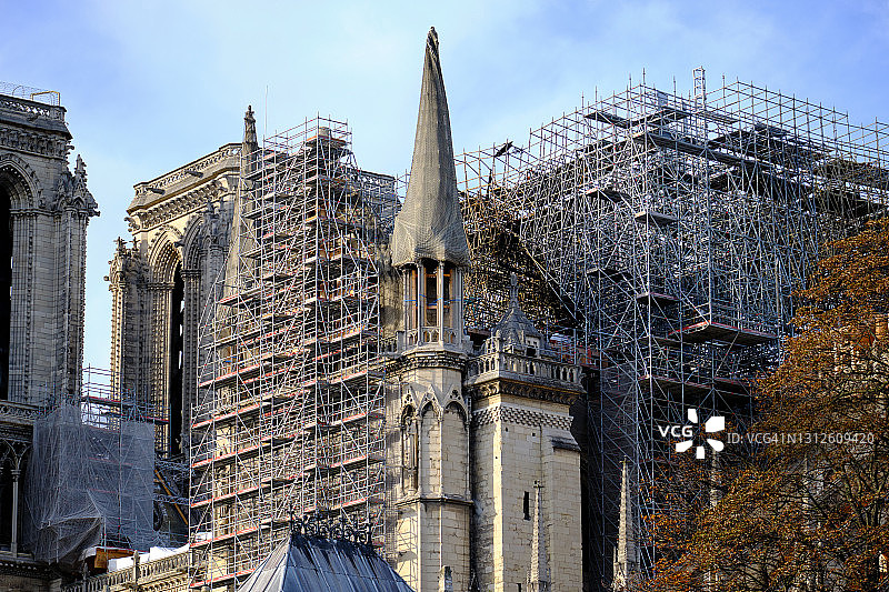 火灾后带有脚手架的巴黎圣母院图片素材