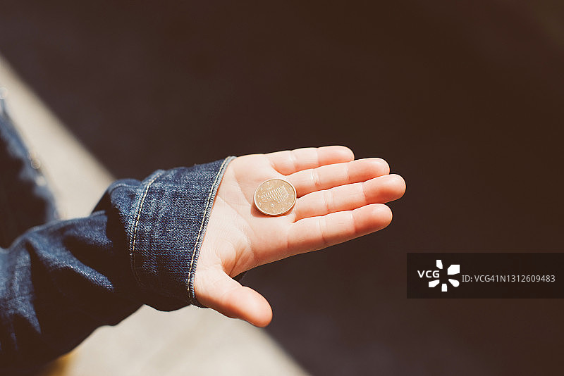 手和硬币图片素材