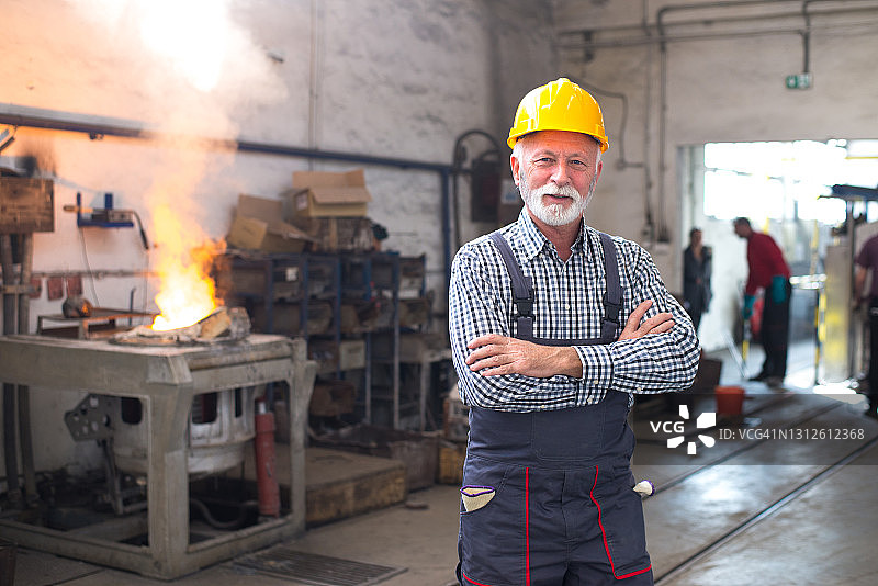 在铸造厂工作的高级工业工程师图片素材