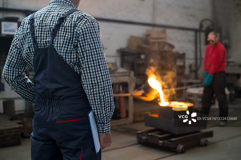 在铸造厂工作的高级工业工程师图片素材