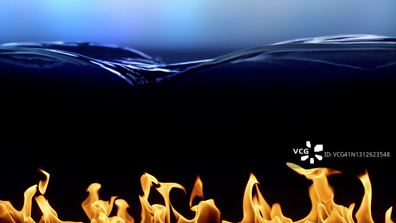 水面上的火焰特写图片素材