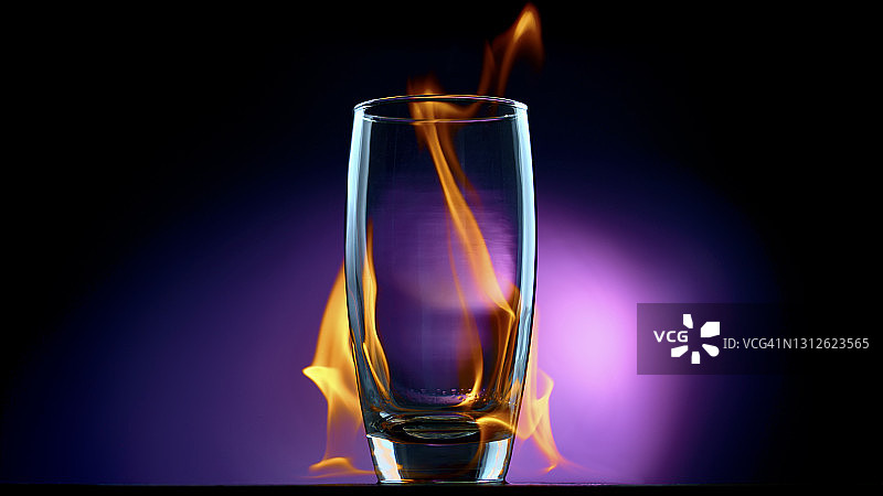 紫色背景下的玻璃杯图片素材