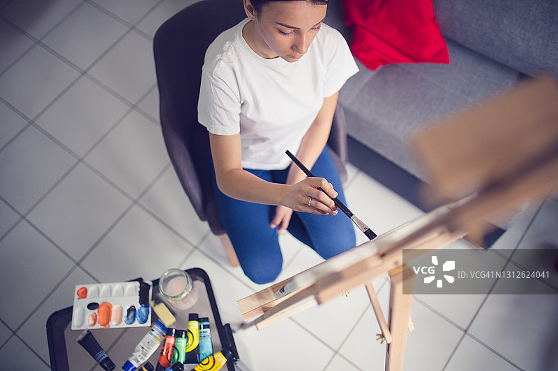 年轻艺术家在工作室工作图片素材