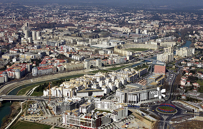 蒙彼利埃：玛丽安港区和安提戈涅市的鸟瞰图图片素材