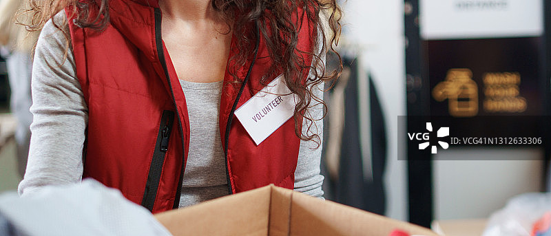 不露脸的志愿者在社区慈善捐助中心工作图片素材