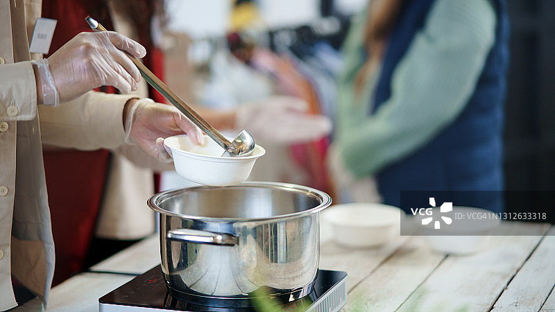 志愿者在救济厨房分发食物，关爱贫困，抗击疫情图片素材