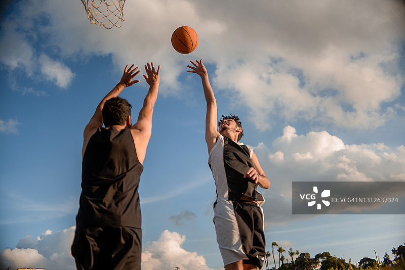 朋友打篮球图片素材