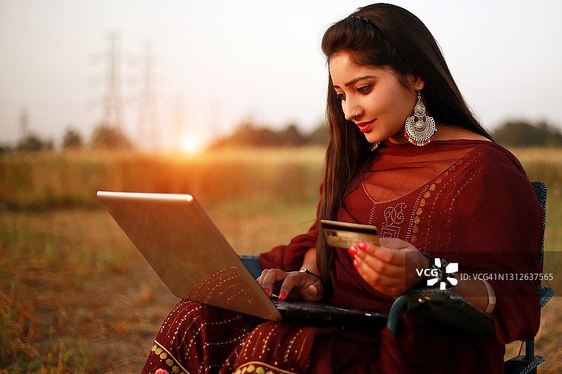 乡村年轻印度女人网上购物图片素材