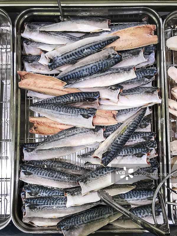 对半冷冻的鲭鱼图片素材